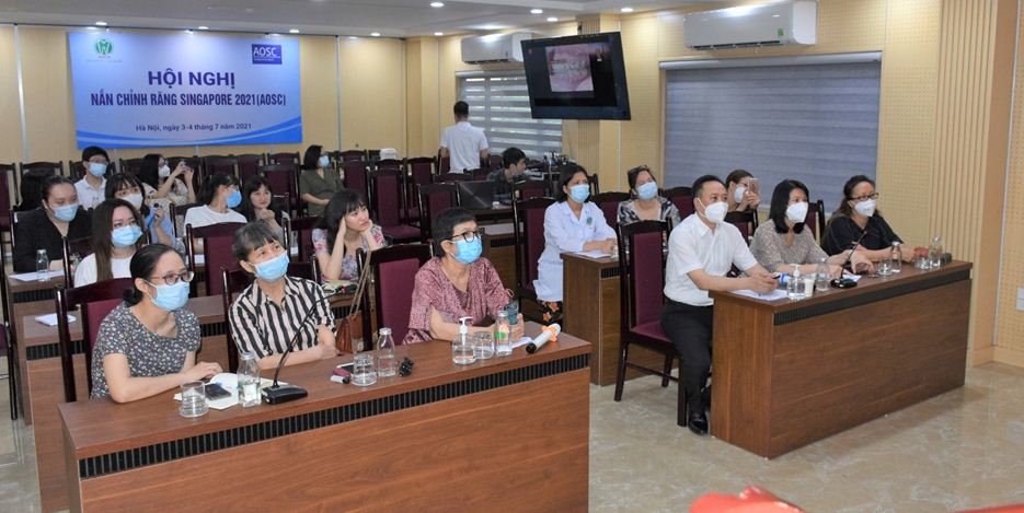Chủ tịch đoàn và các đại biểu say mê với bài báo cáo của giáo sư Greg Huang